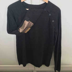  - Mörkgrå tröja från Zadig & Voltaire med fina detaljer. Fint skick! Strl L men passar till allt, har själv XS-S. Köparen betalar frakt