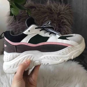  - Säljer mina super snygga skor med plattform 💓💞💘💕🌷🎀 frakt tillkommer 💕🌸💖 kan skicka fler bilder, de är använda i 3-4 gånger aka i perfekt skick 💗💓💖