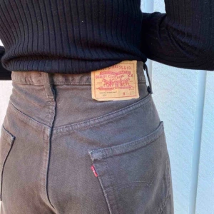  - Ett par unik bruna jeans från Levis. De motsvarar storlek L men modellen på bilden är en S som har stylat med skärp. Byxorna passar alla storlekar beroende på vilken passform man vill ha. 🤩🥰