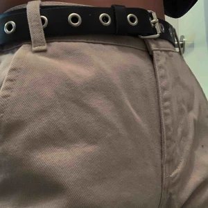  - beige jeans, skriv för fler bilder! De är i välskick 