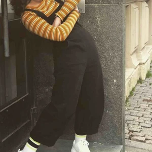  - ”Full body” jeans från Weekday, nypris 600 kr och knappt använda. Storlek 36 men funkar också för 34 Frakt tillkommer eller så kan jag mötas upp i Göteborg. De säljs inte längre på Weekday, men är jättefina både för vintern och sommaren