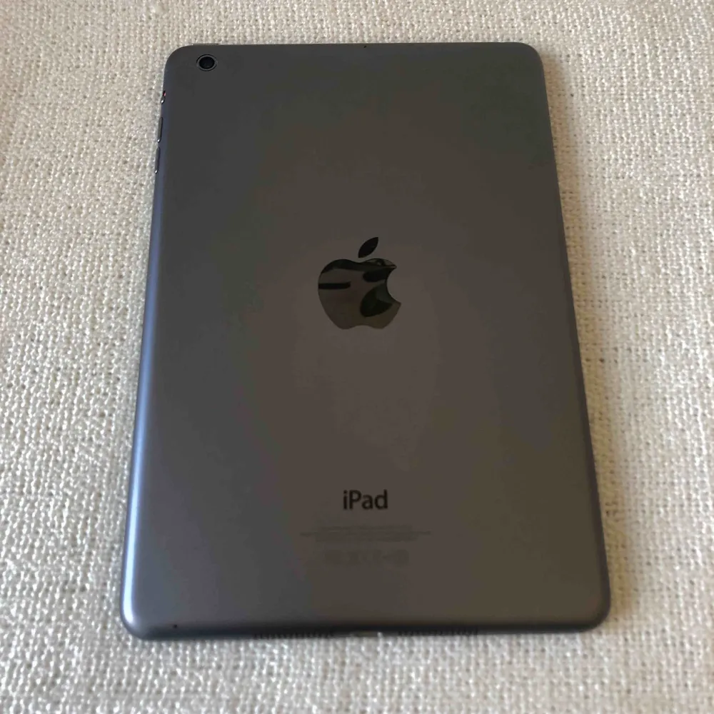Första generationen av iPad Mini (svart) i jätte bra skick. Fodralet medföljer.   Upphämtning i Stockholm eller köpare står för frakt.  Pris kan diskuteras vid SNABB affär, annars ej. . Övrigt.