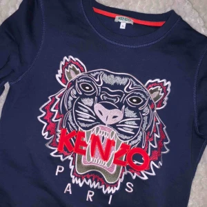  - Superfin mörkblå sweatshirt från Kenzo i storlek S. Knappt använd så den är så gott som i nyskick. Köpt på Kenzos hemsida för 205€, kvitto finns. Jag bjuder på frakten💃