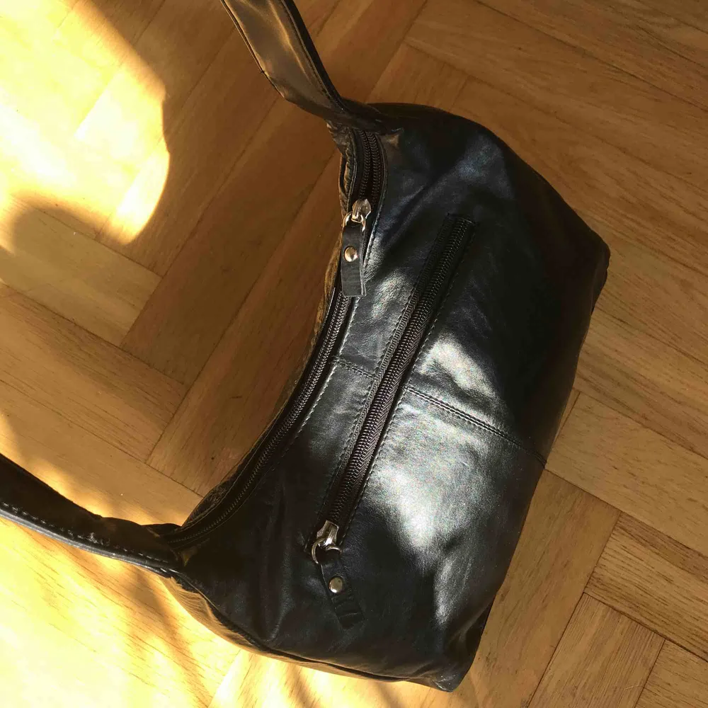 Gullig handväska hänger snyggt på axeln . Väskor.