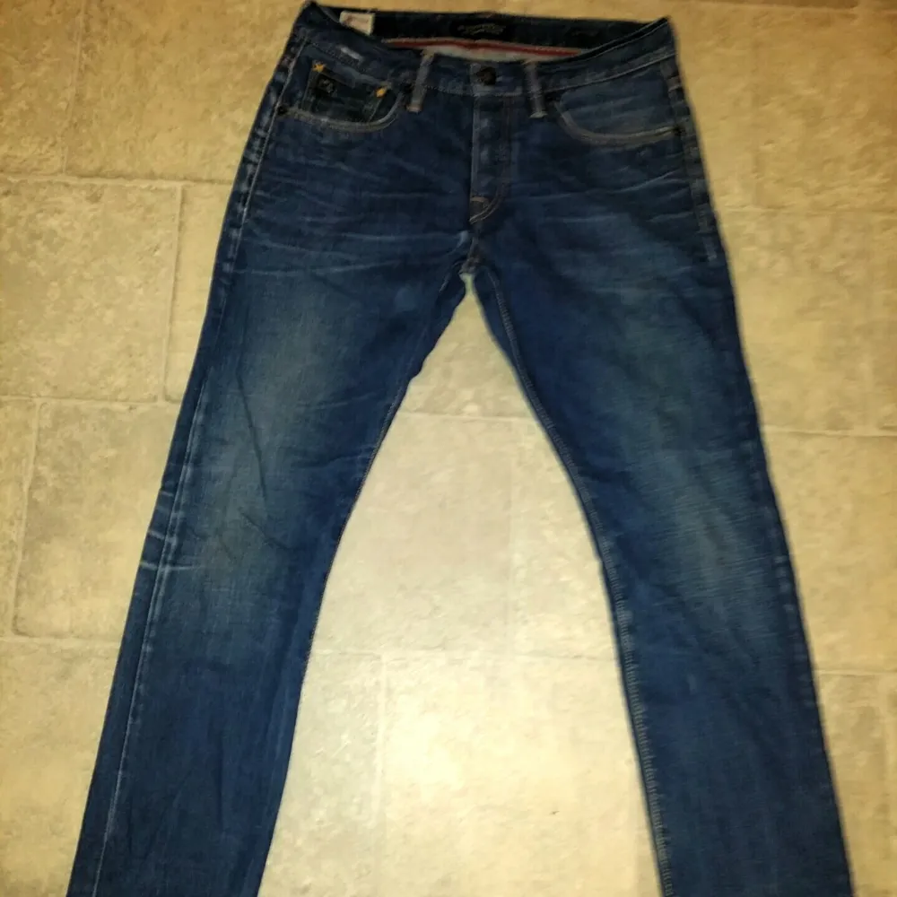 scotch and soda amsterdam blauw jeans. Har använts ende men är i fint skick. Ett par riktiga kvalitets jeans med riktigt fina detaljer. STOELEK 32/34. 50sek plus frakt.. Jeans & Byxor.