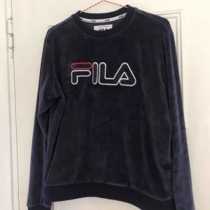  - Tröja från Fila i marinblå sammet, superfint skick! Kan frakta, köparen står då för frakten🥰🥰