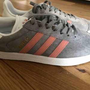  - Helt oanvända skor. 