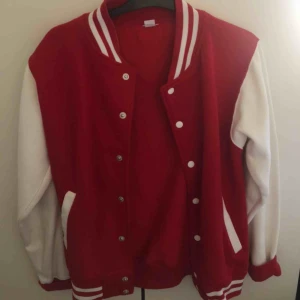  - As snygg ”baseball jacket” i snygg passform. Säljer pga av kommer inte så mycket till användning längre. Storlek S, frakt ligger på 80kr🔥🔥🔥🔥🔥
