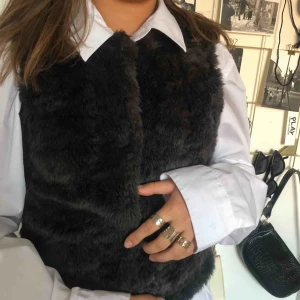  - Skit snygg trendig pälsväst. Säljer pågrund av att den bara ligger i garderoben. 