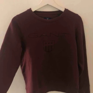  - Vinröd gant tröja. Använd Max 3 gånger, bra skick! Nypris: 1000kr säljer för: 300 kr. Köparen står för frakt 