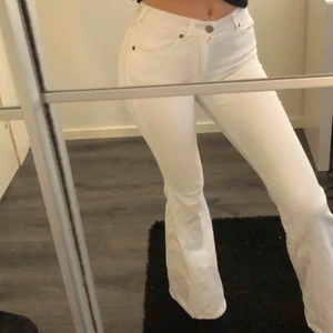  - Vita bootcut jeans, i stolek: xs.Knappt använda så skicket är bra! Köparen står för frakt 