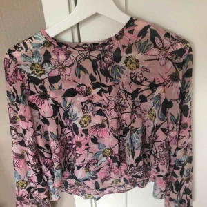  - Fin och luftig blus från Ginatricot. Mönster av blommor och blad. Kan mötas upp i Uppsala eller att blusen fraktas.