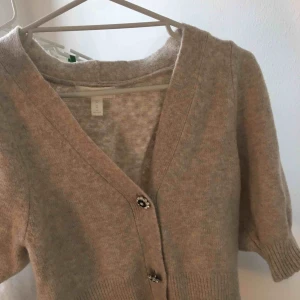  - Suuuperfin stickad kofta/tröja från H&M Jättebra kvalitet, endast använd en gång💚