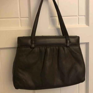 - - INTRESSE KOLL - Funderar på att sälja min älskade bruna axelväska🥺 Den är köpt vintage men har inga slitningar och är som ny. Den har otroligt smart förvaring med många fickor🥰 Buda i kommentarerna💞