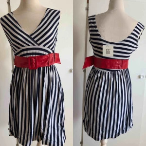  - Vacker ballongklänning. Randig. Blå-vit Den röda bältet ingår. Finns i storlek S och M Fri frakt  https://www.nellasshop.com/products/randig-klanning