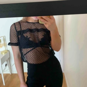  - Jättesnygg transparent topp med volangdetaljer ursprungligen från ONLY. Snygg till fest med en fin bh eller linne under. Sparsamt använd, bra skick. 