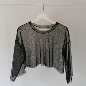 Croppad tröja i mesh från Pull&Bear storlek M. Köparen betalar frakt. Betalning via swish 🥰