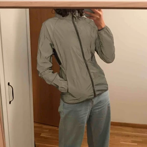  - Såå snygg och cool reflexjacka! Funderar på att behålla den så köp snabbt innan jag ångrar mig! 😉🥰