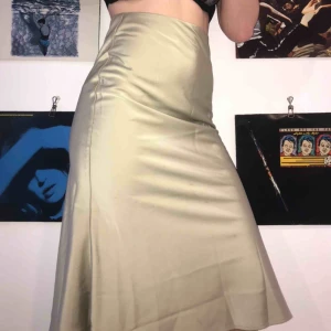  - En olivgrön kjol från NAKD som har ett glansigare tyg 🍸 kjolen är perfekt för sommaren då den slutar strax nedanför knäna och har ett fint flow🌞🌞