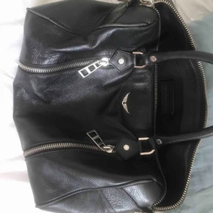 - Så fin stor Zadig Väska! Den rymmer mycket och funkar bra till skolväska. Intresse koll bud böjer från 700. Lite sliten men annars i toppen skick! Länge band medföljer.