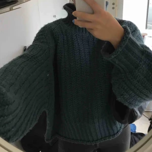  - Asmysig stor stickad mossgrön stickad tröja. Storlek L så sitter oversized på mig som är en XS/S vilket är snyggt. Köparen står för frakt och pris kan diskuteras🦋