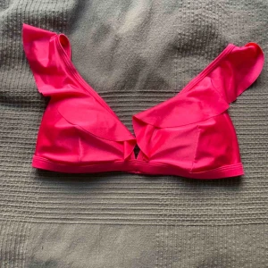  - Jättesomrig bikini topp från gina tricot. Säljer pga för stor. Frakt tillkommer💞