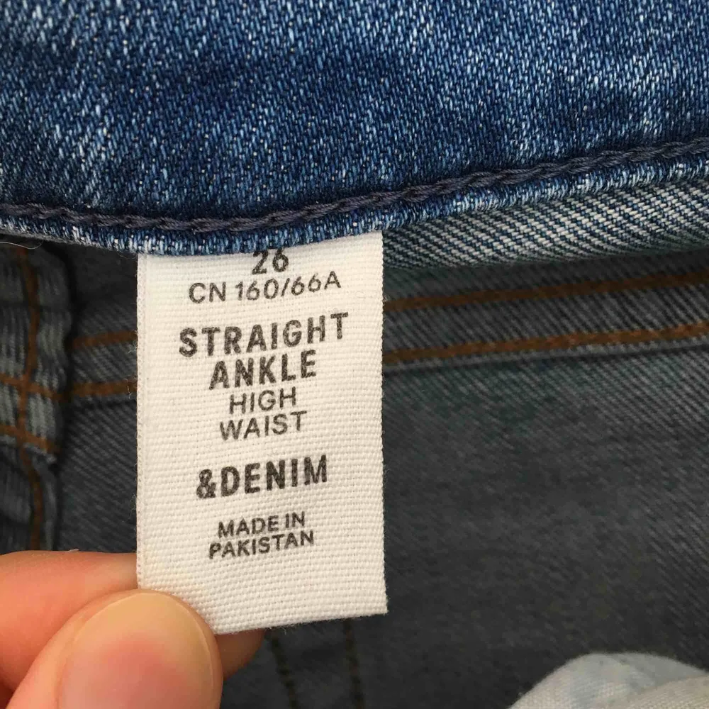 Jeans från HM avklippt vid vrist. Storlek 26 dam. Möts i Örebro eller skickar, då står köparen för frakt (40kr). Jeans & Byxor.