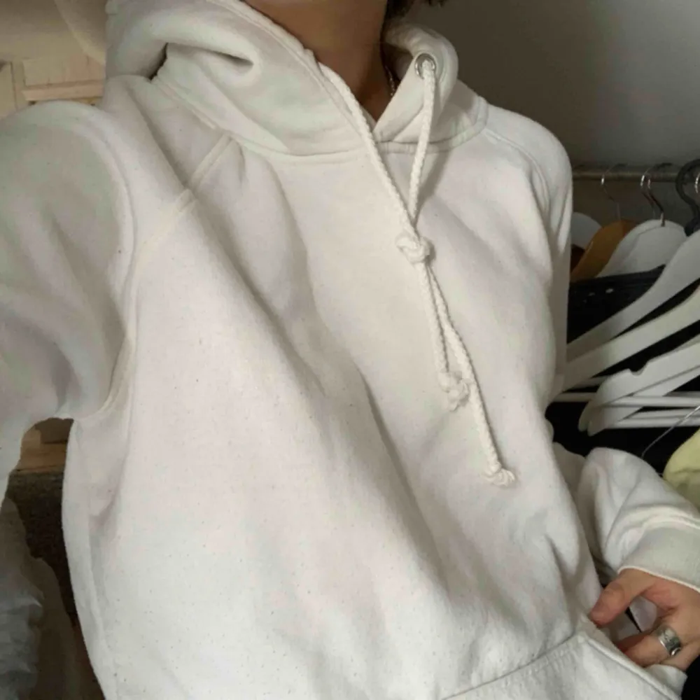 Säljer denna snygga hoodie från bikbook pga att jag typ inte passar i vitt🥶  Väl använd men ändå bra skick! Fraktar eller möts upp i Stockholm💕💕💘💘. Hoodies.