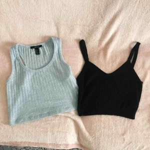  - Två bekväma toppar som passar perfekt till sommaren. Säljer då jag har för många. Den svarta är också ribbad i mönstret och är från Bik Bok, den ljusblåa är från Forever 21 köpt i USA.