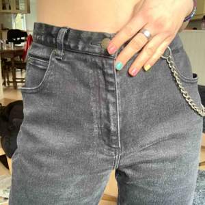 Svarta jeans köpta second hand, aldrig kommit till användning:/ vet inte riktigt vilken storlek de är men skulle säga att de passar någon som har s