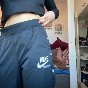  - Säljer mina nikebyxor på grund av att de inte kommer till användning. De har knappar på sidorna och är i fint skick. Pris kan diskuteras!!!! möts upp i sthlm🌸🌸🌸