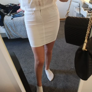 Vit jeans kjol - Strl XS. Jag anser att det åker upp en aning men inte farligt mycket. Jag själv är 170.5cm. Bra stretch. Från bik bok. Smsa till 0703373834
