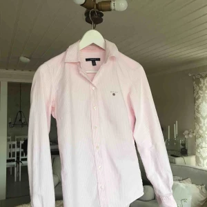  - Rosa vit randig Gant skjorta. Minimalt använd. Frakt tillkommer 