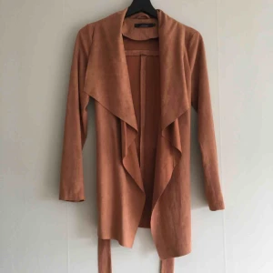  - Superfin beige/brun jacka från Only. Tunt material, fuskmocka. Tillhörande band. Köparen står för frakt! 