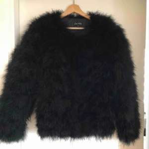  - Svart fjäder-/ pälsjacka från ”Viva Nilla” i storlek M. Jacka är i fint skick då den endast är använd ett fåtal gånger. Frakt tillkommer. 