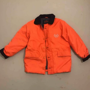  - Seglarjacka i coachmodell. 90s vibe🧡 Älskar den men den har glömts bort