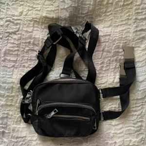 Magväska - Band runt midjan och axeln. Se sista bild! Från Poster Girl/DollsKill. Frakt ingår i priset. 