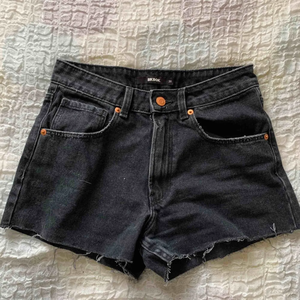 Aldrig använda jeansshorts från BikBok. Frakt ingår i priset!. Shorts.