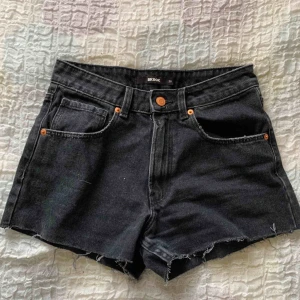  - Aldrig använda jeansshorts från BikBok. Frakt ingår i priset!