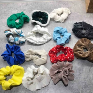  - Scrunchies! 🙆🏽‍♀️ 10kr/st 7kr frakt för en 😘  Finns fler av vissa!