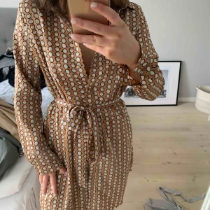  - En oanvänd klänning från boohoo. Storlek 36