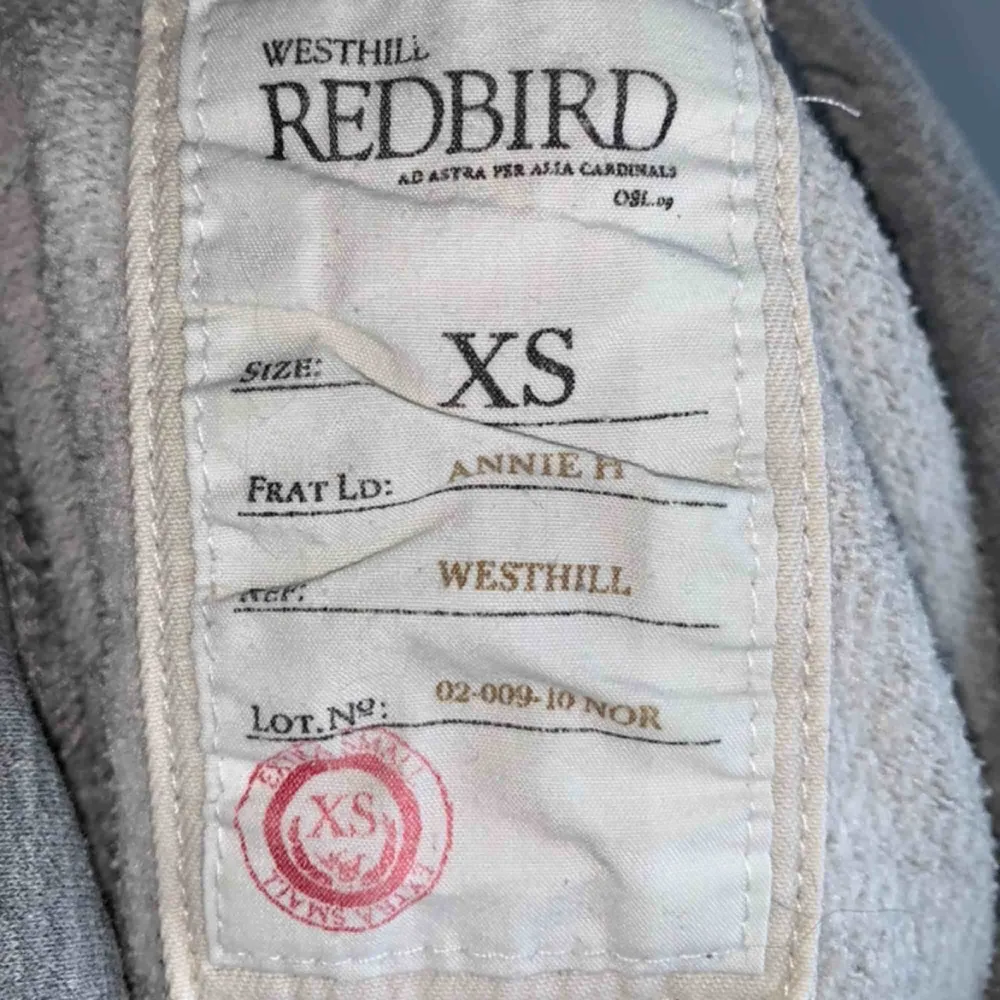 En grå hoodie från Westhill Redbird till salu. Jag har använt den ett par gånger och men finns inga ytliga skador. Bud på 100kr💛. Hoodies.