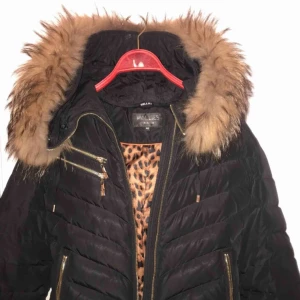  - Hollies dunjacka med äkta päls säljes, storlek 40 ( M ) men passar även som S. Använd och kemtvättad engång men i väldigt fin skick! Fodret är något nött på insidan i nederkanten, se bild. Pälskragen är i toppskick! Jackan är varm och skön!