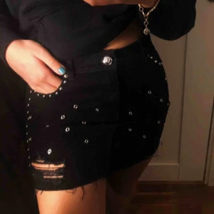  - Kort jeanskjol med ascoola detaljer och slitningar💞