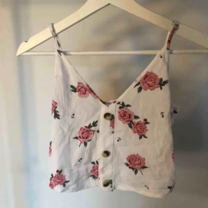  - Croptop med blommigt mönster 🎀 Aldrig använd