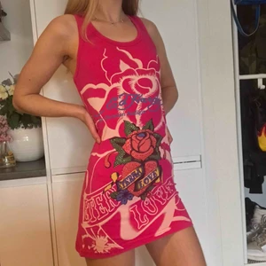 Ed hardy  - Ed hardy linne som jag använder som klänning, jag är en xs, perfekt för sommaren💗🧠👚🌸.                                    Bud 385