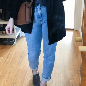  - Rensar garderoben: säljer min absoluta favoritjeans som har blivit för små. De är från Monki, modell Kimomo mid blue jeans. Köpta för 400kr. Mycket använda men i fint skick. Köparen står för frakten. Kan även mötas mellan Vällingby och Brommaplan 