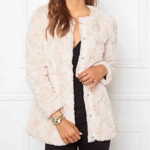  - Superfin fake fur jacka i färgen oatmeal. Nyskick. Pris inkl frakt.