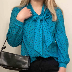  - Vintage knytblus i mycket gott skick! Står 42 som storlek, men passar 36 och uppåt. 