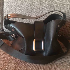  - Superfin väska med drawstringpåse i botten Kan gå ner i pris vid snabb affär Frakt tillkommer💚